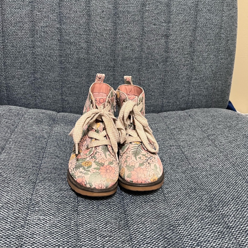 Cat & Jack Adorable Toddler Floral Lace Up Combat Boots
Size 10T